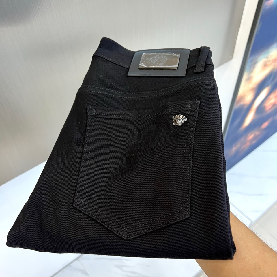 Vers范思哲、2025秋冬新品男士牛仔裤 面料弹性好。独家发售，时尚优雅 重工艺设计。采用原色酵母水洗