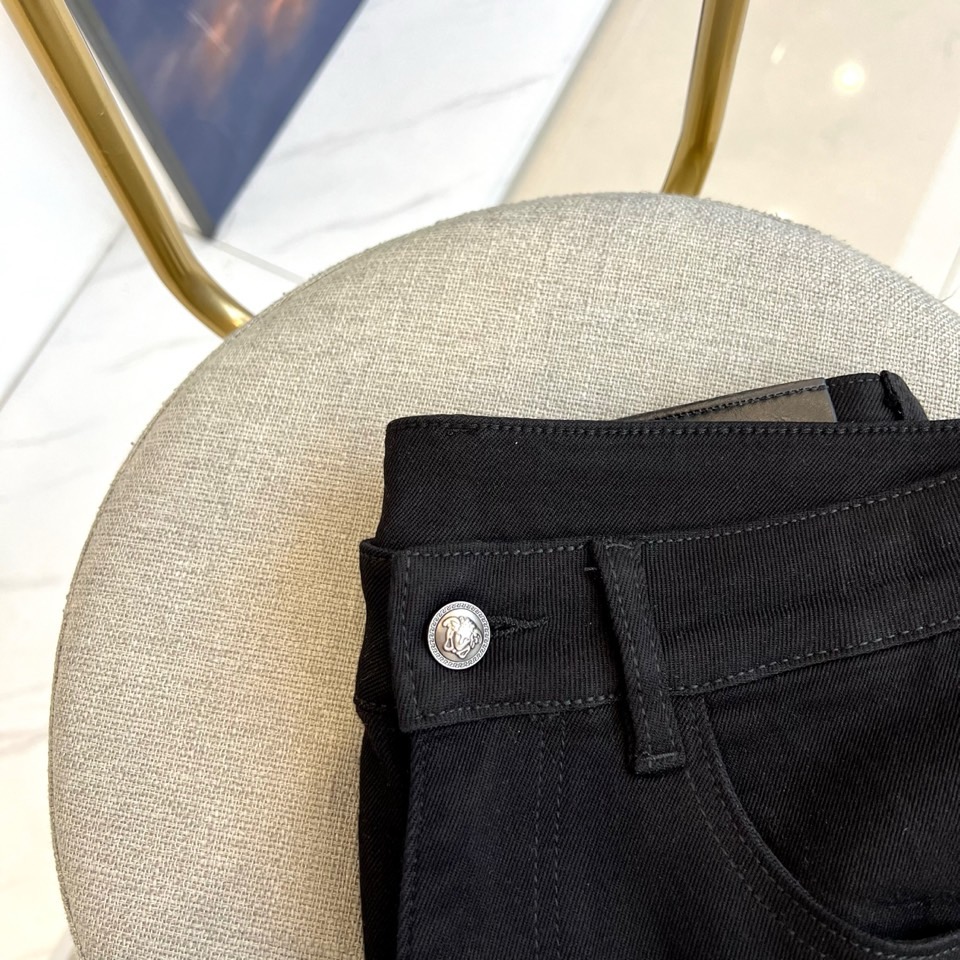 Vers范思哲、2025秋冬新品男士牛仔裤 面料弹性好。独家发售，时尚优雅 重工艺设计。采用原色酵母水洗