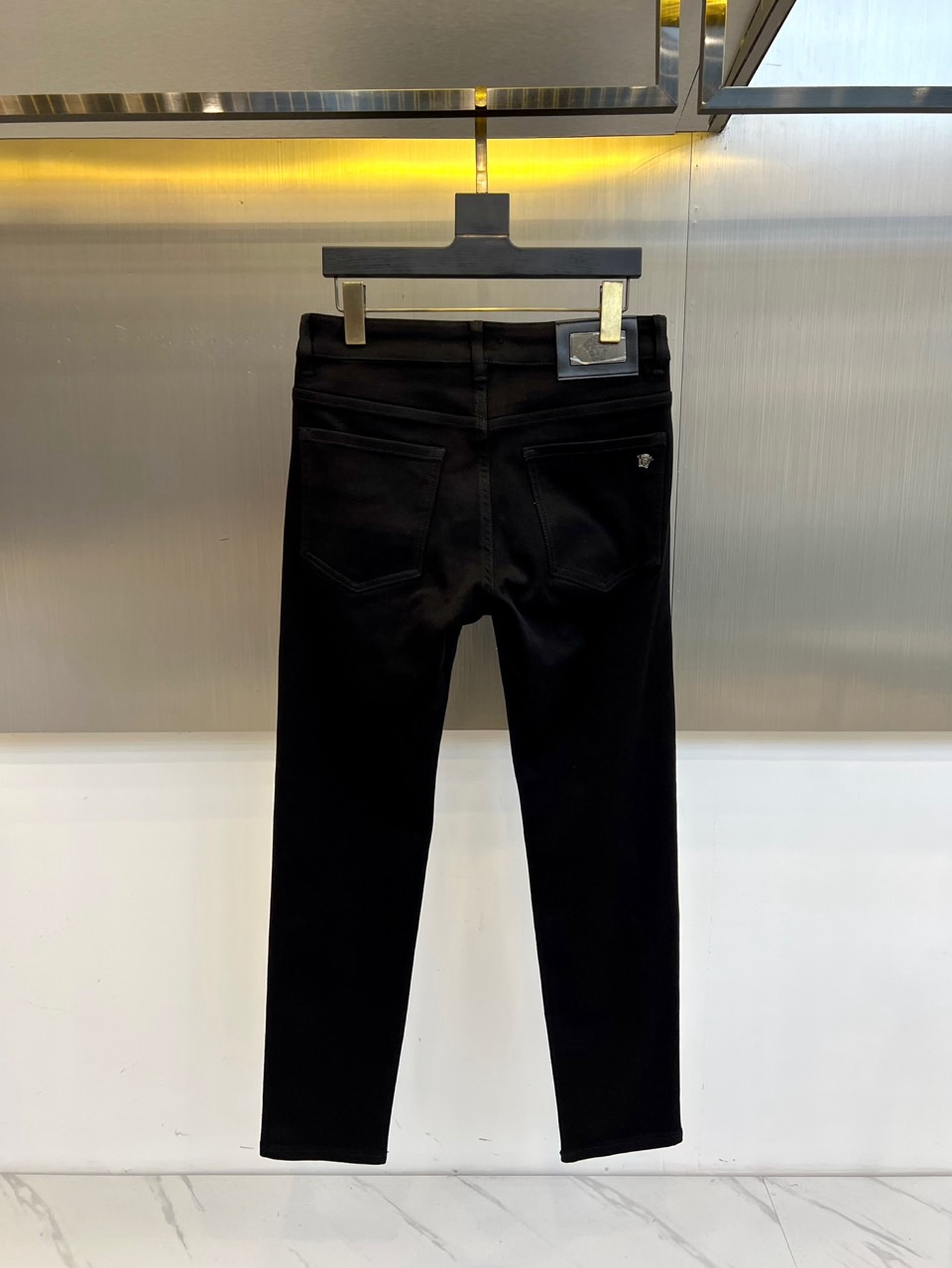 Vers范思哲、2025秋冬新品男士牛仔裤 面料弹性好。独家发售，时尚优雅 重工艺设计。采用原色酵母水洗