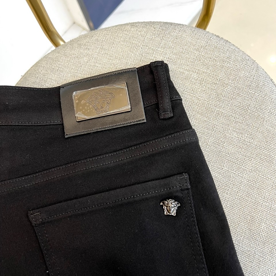 Vers范思哲、2025秋冬新品男士牛仔裤 面料弹性好。独家发售，时尚优雅 重工艺设计。采用原色酵母水洗