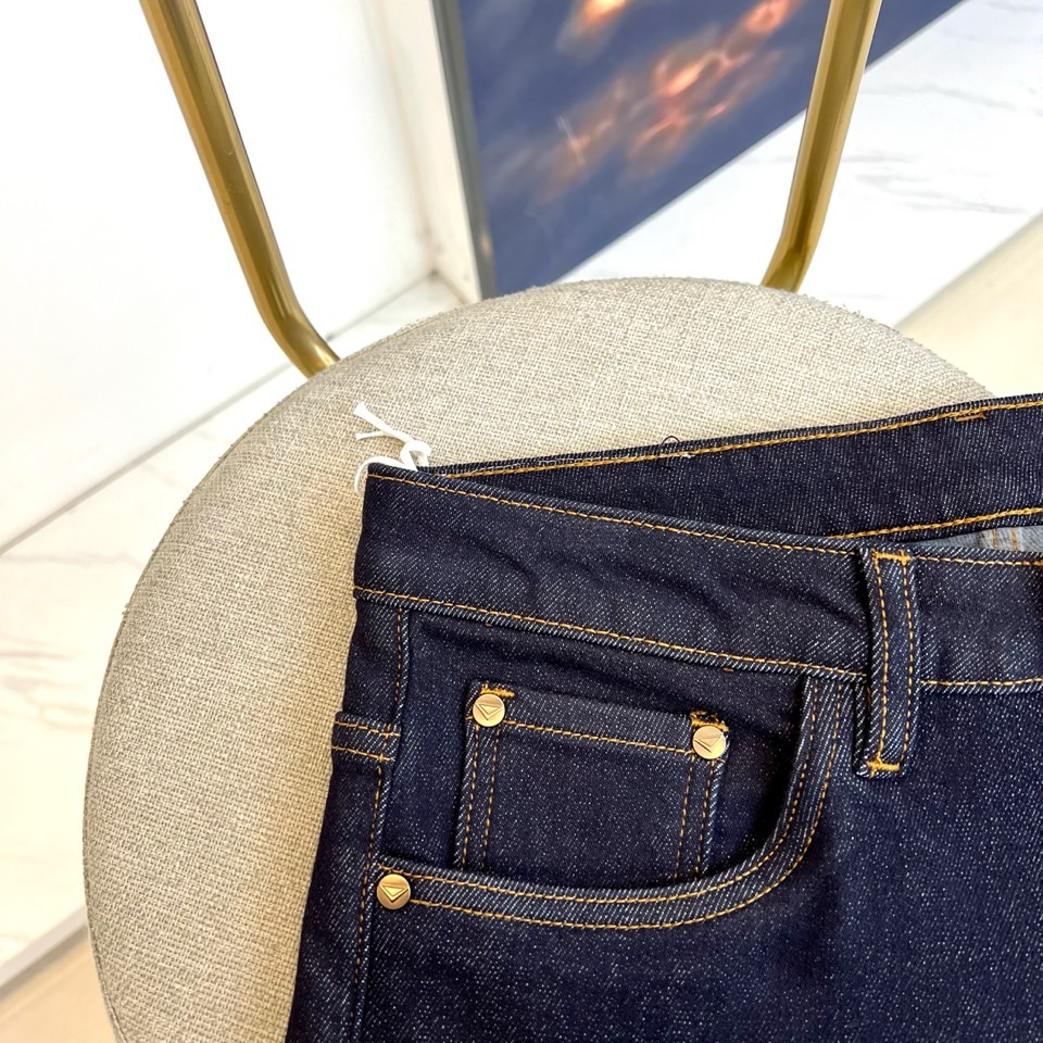 Prad普拉达、2025秋冬男士修身牛仔裤，选用深邃纯正靛蓝色丹宁面料，质感扎实挺括，结合利落的修身直筒