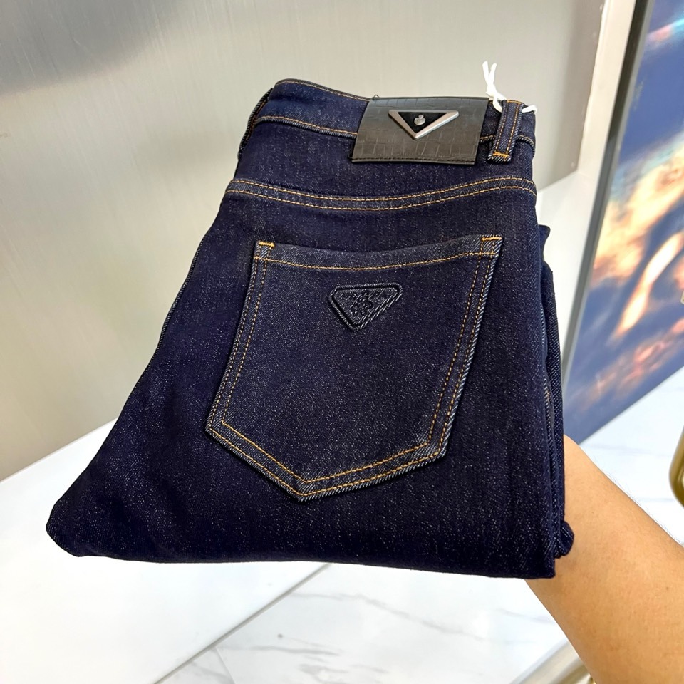 Prad普拉达、2025秋冬男士修身牛仔裤，选用深邃纯正靛蓝色丹宁面料，质感扎实挺括，结合利落的修身直筒