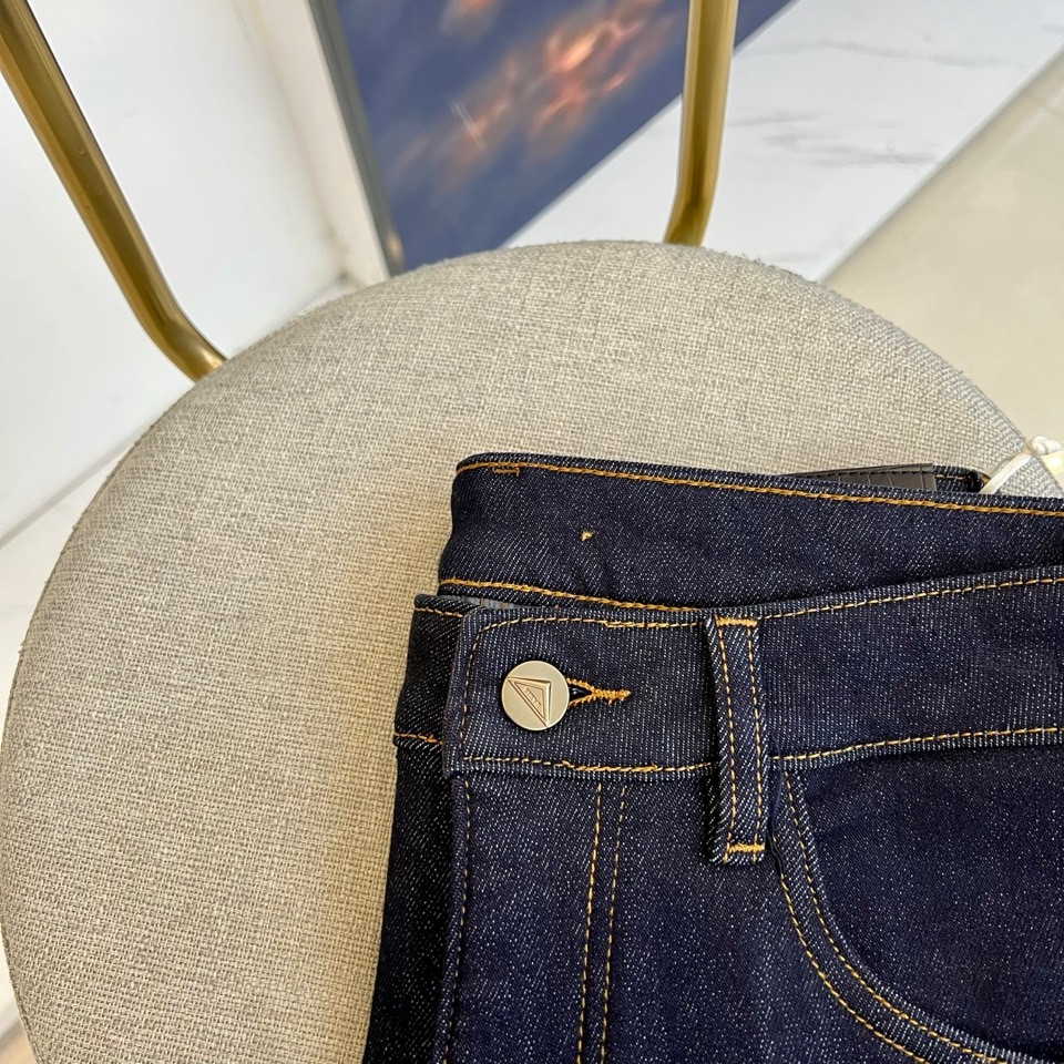 Prad普拉达、2025秋冬男士修身牛仔裤，选用深邃纯正靛蓝色丹宁面料，质感扎实挺括，结合利落的修身直筒