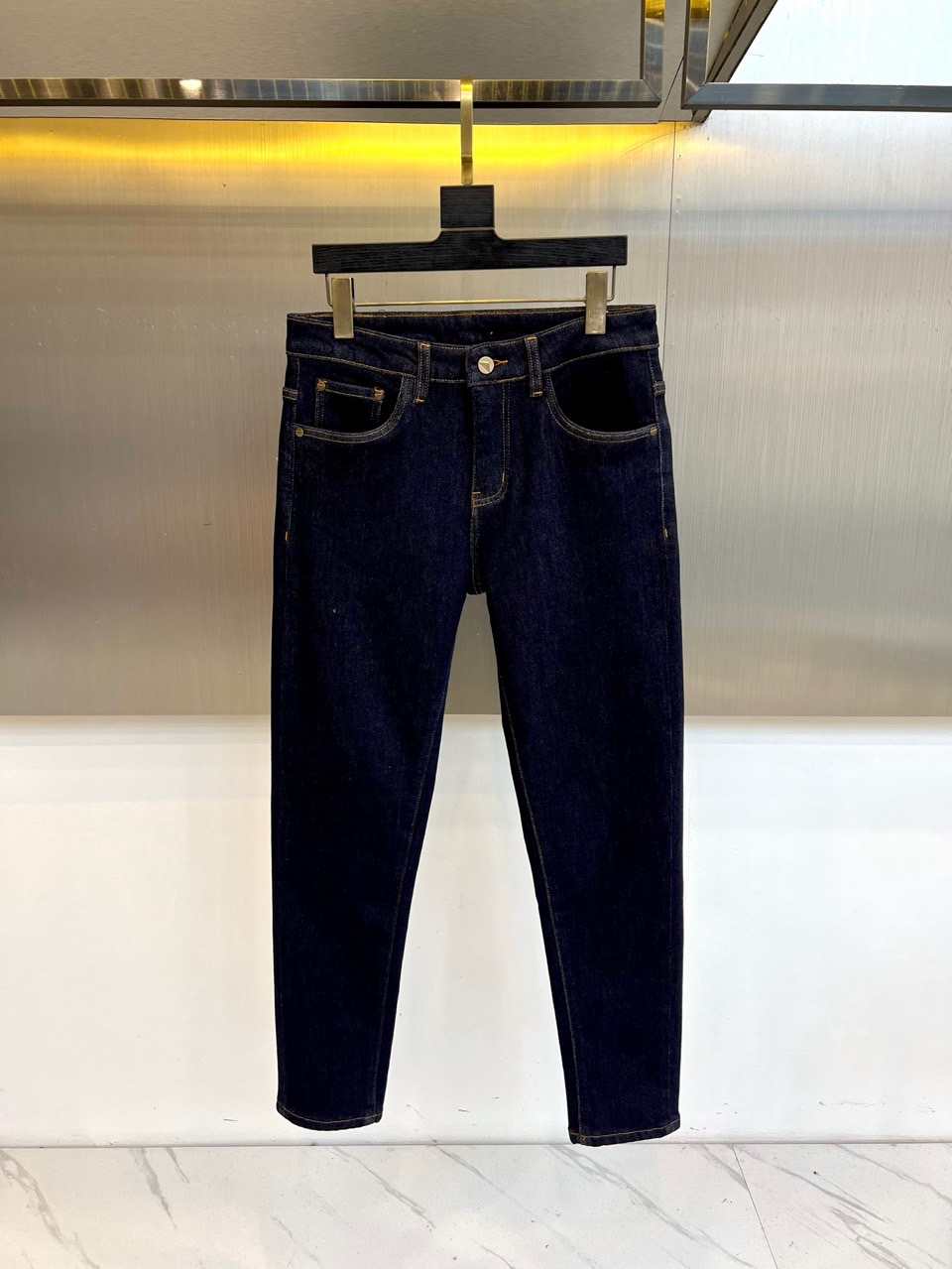 Prad普拉达、2025秋冬男士修身牛仔裤，选用深邃纯正靛蓝色丹宁面料，质感扎实挺括，结合利落的修身直筒