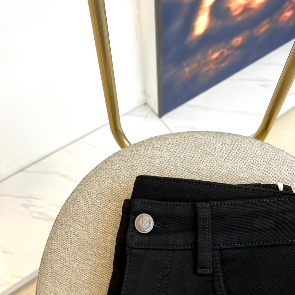 VT华伦天奴、2025秋冬新品黑色加厚牛仔裤，以精良材质与低调细节重塑秋冬丹宁美学。裤身后袋饰有独特的“