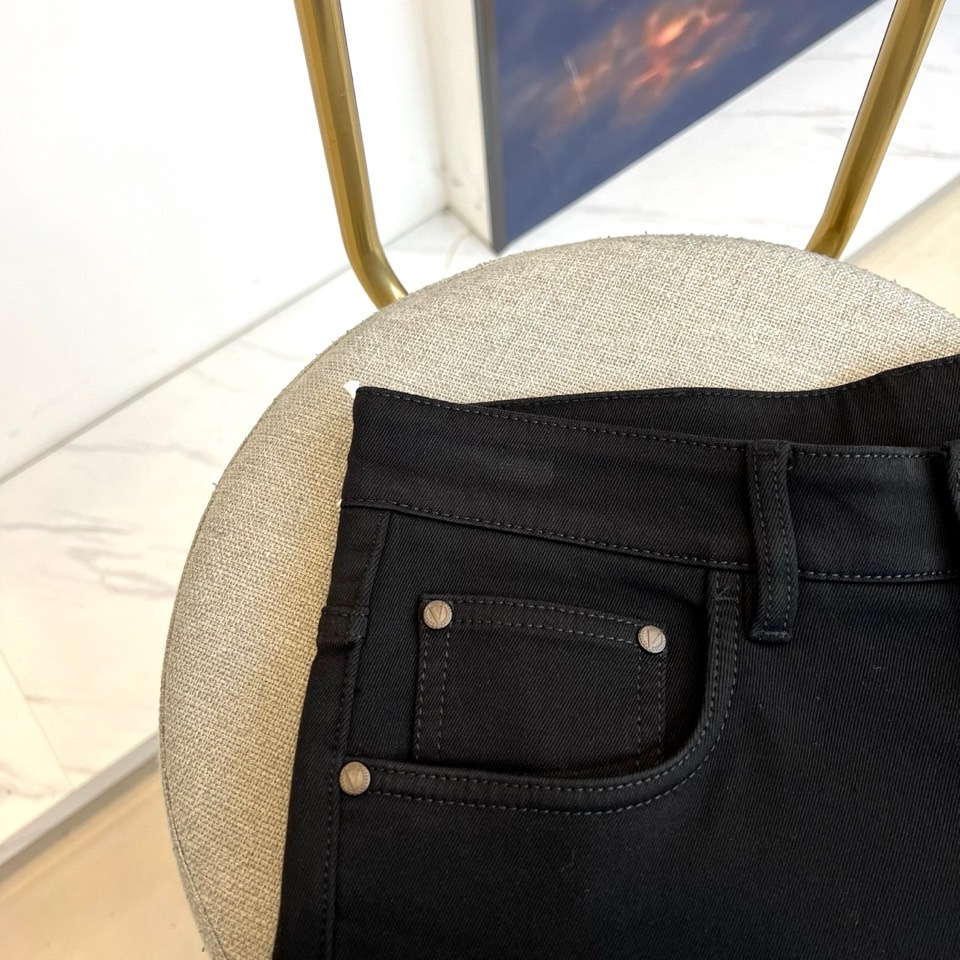 VT华伦天奴、2025秋冬新品黑色加厚牛仔裤，以精良材质与低调细节重塑秋冬丹宁美学。裤身后袋饰有独特的“