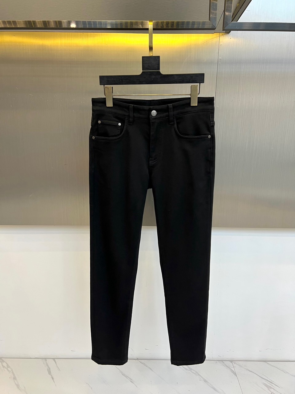 VT华伦天奴、2025秋冬新品黑色加厚牛仔裤，以精良材质与低调细节重塑秋冬丹宁美学。裤身后袋饰有独特的“