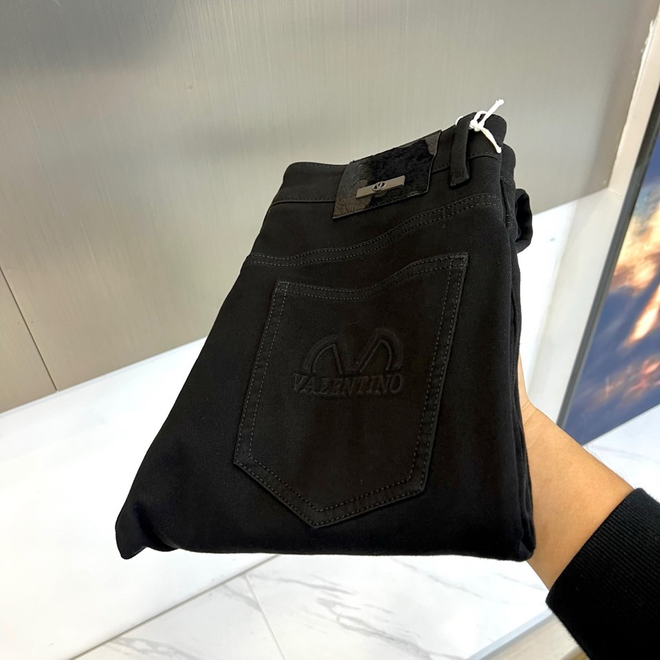 VT华伦天奴、2025秋冬新品黑色加厚牛仔裤，以精良材质与低调细节重塑秋冬丹宁美学。裤身后袋饰有独特的“