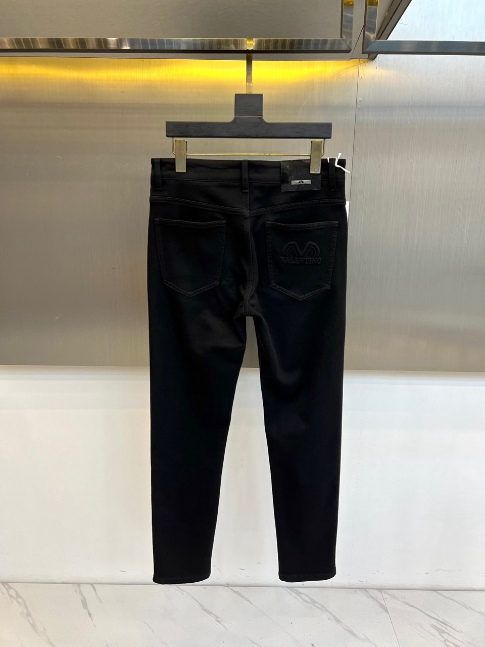 VT华伦天奴、2025秋冬新品黑色加厚牛仔裤，以精良材质与低调细节重塑秋冬丹宁美学。裤身后袋饰有独特的“