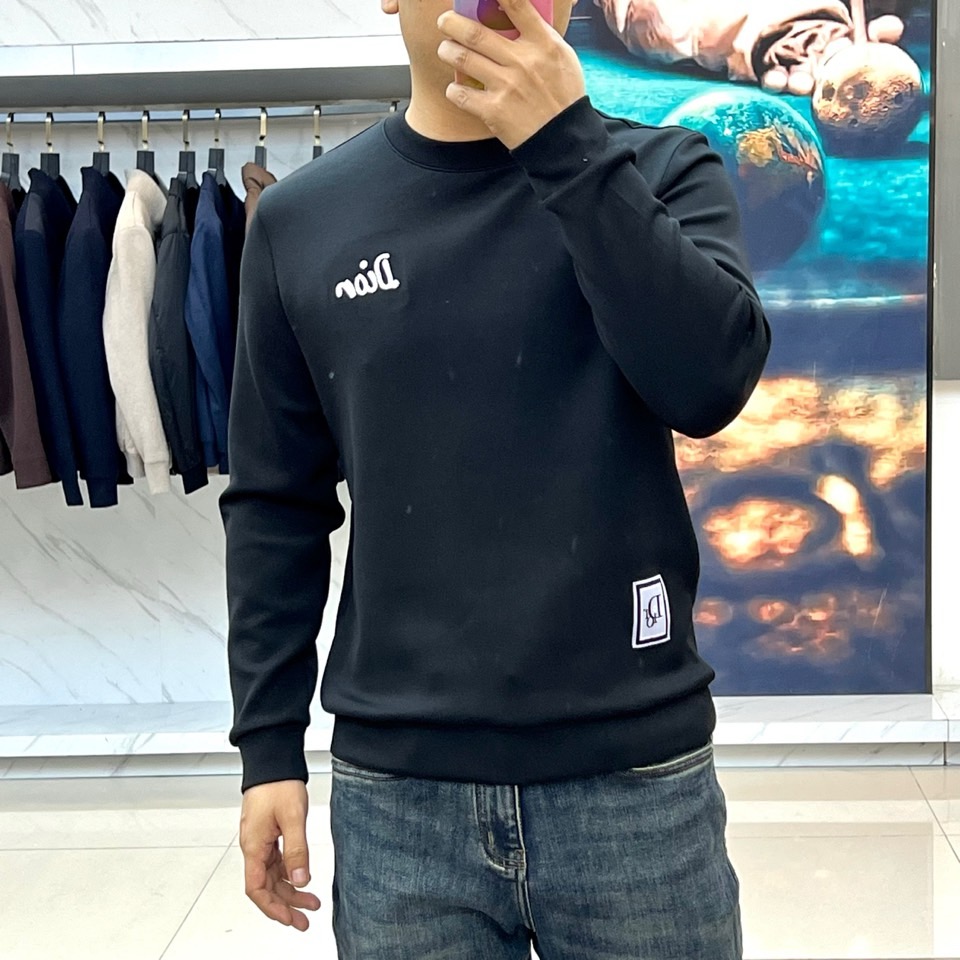 Dio迪奥、2025秋冬新品圆领卫衣廓形，左胸位置饰有精致的白色刺绣“Dior”标识，彰显隽永格调。左袖