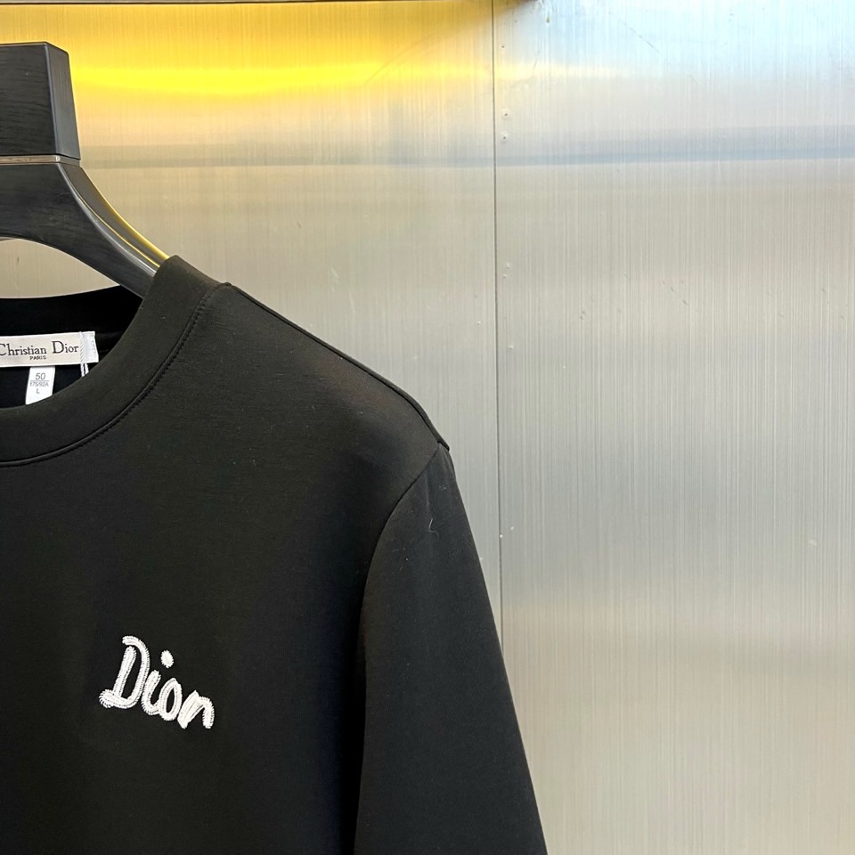 Dio迪奥、2025秋冬新品圆领卫衣廓形，左胸位置饰有精致的白色刺绣“Dior”标识，彰显隽永格调。左袖