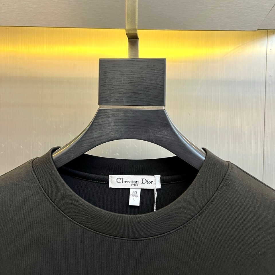 Dio迪奥、2025秋冬新品圆领卫衣廓形，左胸位置饰有精致的白色刺绣“Dior”标识，彰显隽永格调。左袖