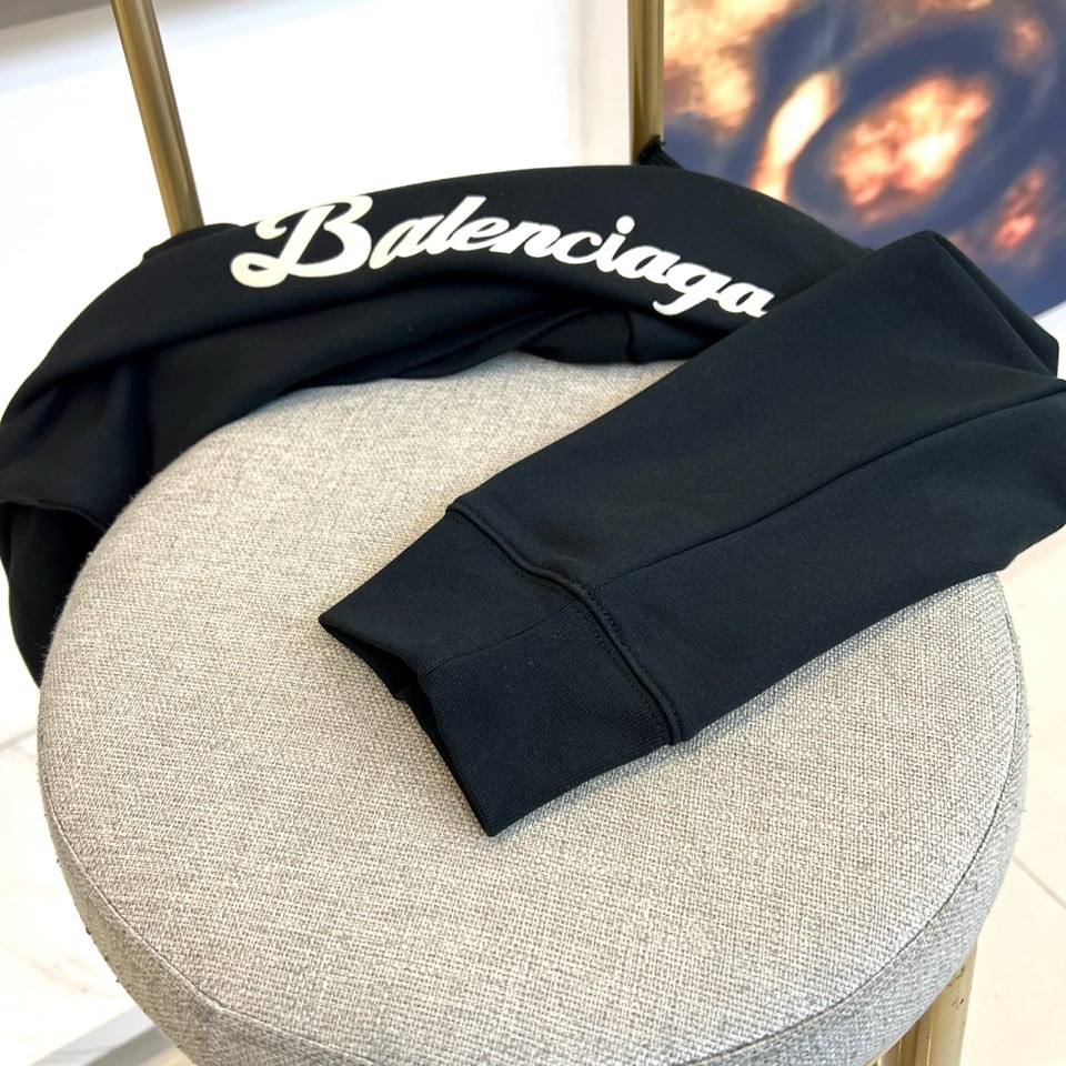 Ba巴黎世家、2025秋冬新品连帽套头卫衣，以纯白色基调彰显现代街头奢华风格。这款卫衣采用经典连帽设计搭