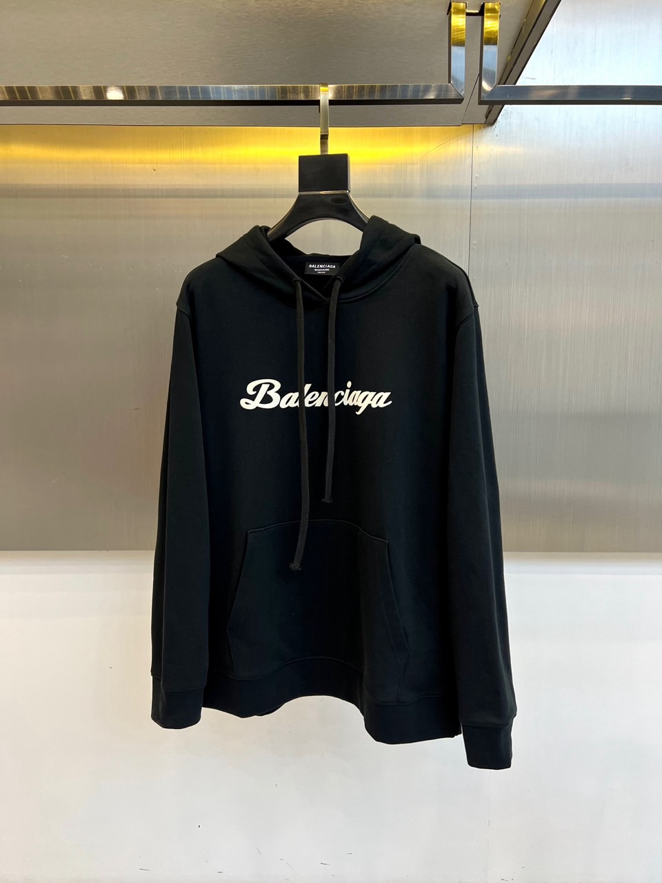 Ba巴黎世家、2025秋冬新品连帽套头卫衣，以纯白色基调彰显现代街头奢华风格。这款卫衣采用经典连帽设计搭