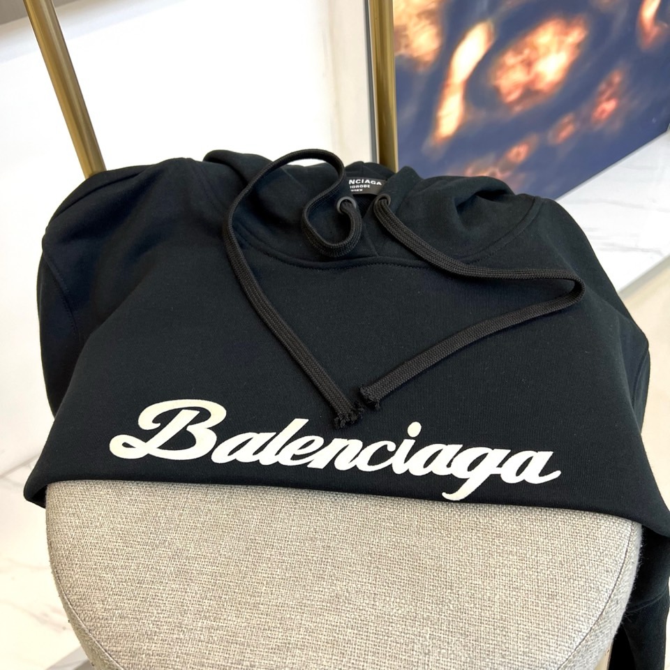 Ba巴黎世家、2025秋冬新品连帽套头卫衣，以纯白色基调彰显现代街头奢华风格。这款卫衣采用经典连帽设计搭