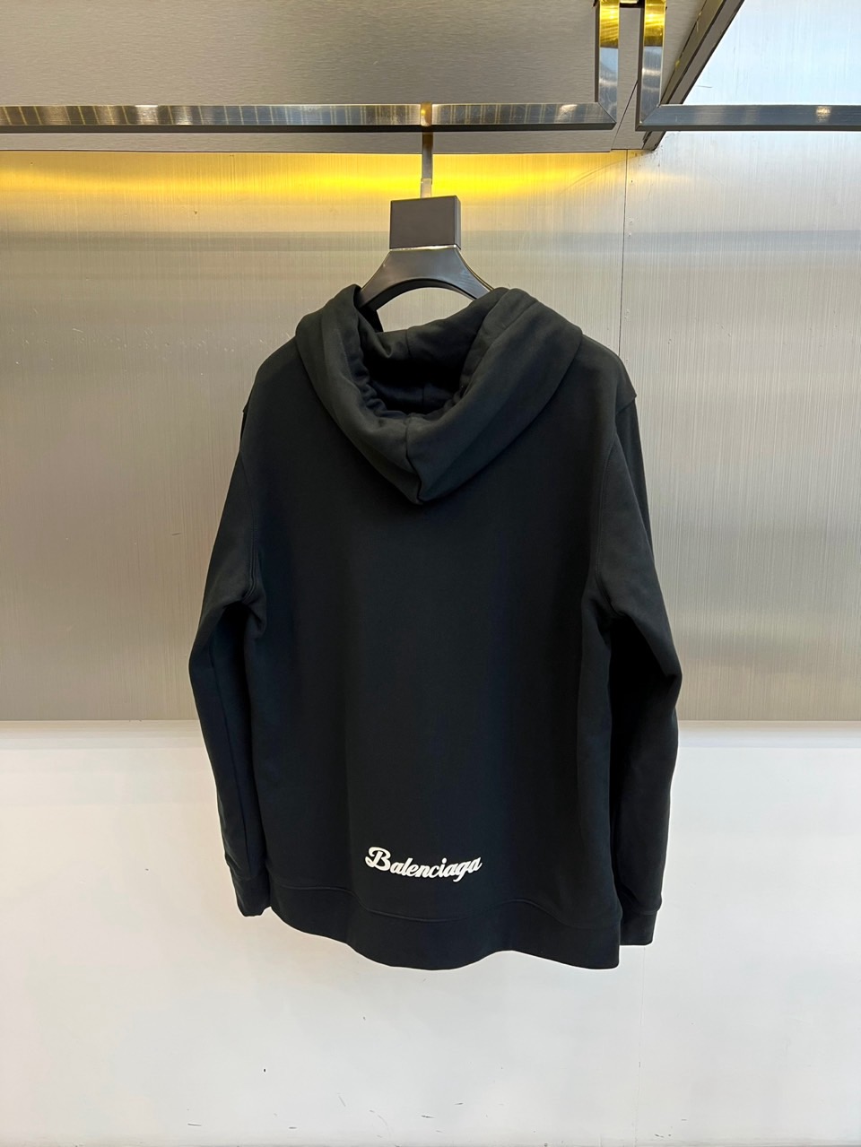 Ba巴黎世家、2025秋冬新品连帽套头卫衣，以纯白色基调彰显现代街头奢华风格。这款卫衣采用经典连帽设计搭