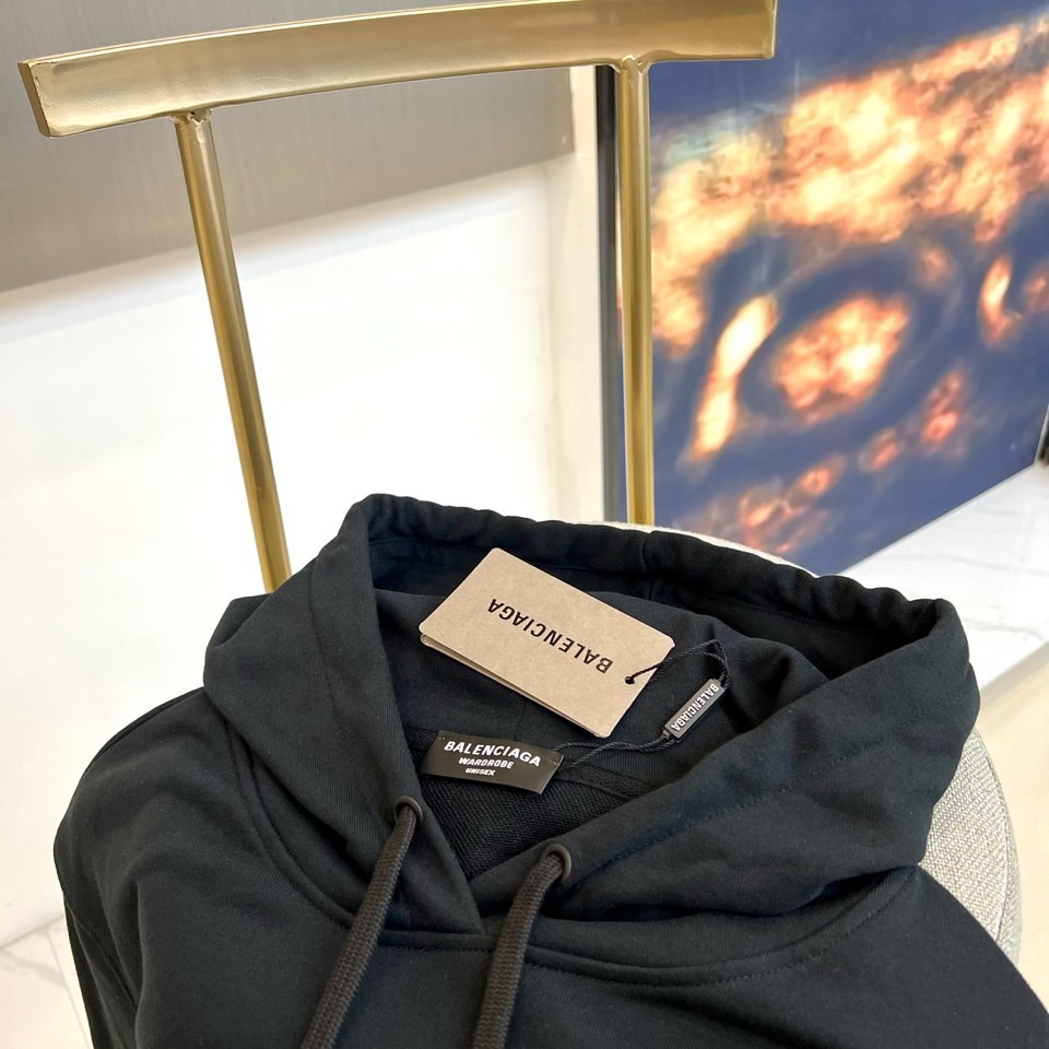 Ba巴黎世家、2025秋冬新品连帽套头卫衣，以纯白色基调彰显现代街头奢华风格。这款卫衣采用经典连帽设计搭