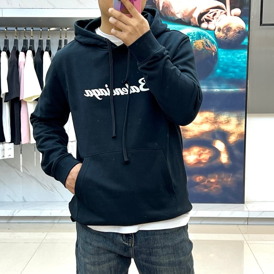 Ba巴黎世家、2025秋冬新品连帽套头卫衣，以纯白色基调彰显现代街头奢华风格。这款卫衣采用经典连帽设计搭