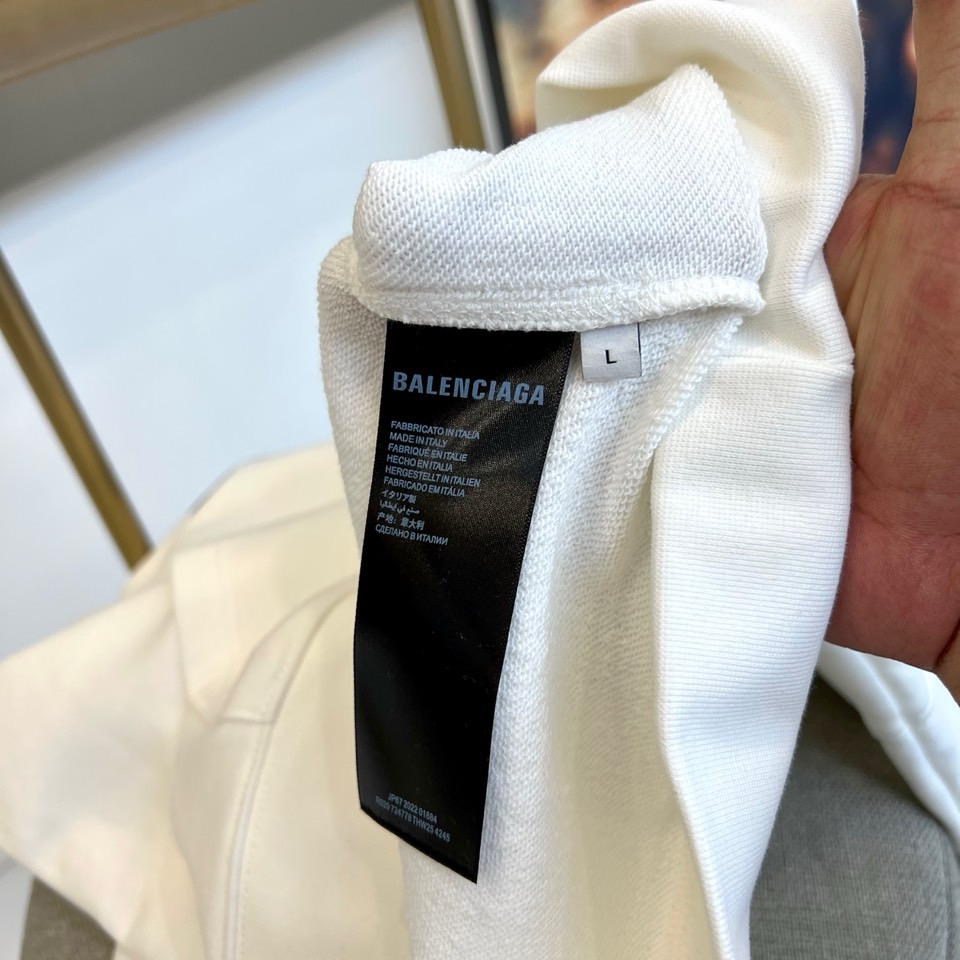 Ba巴黎世家、2025秋冬新品连帽套头卫衣，以纯白色基调彰显现代街头奢华风格。这款卫衣采用经典连帽设计搭