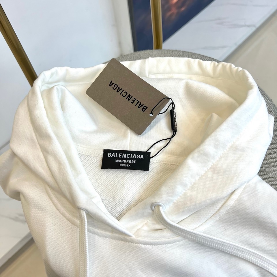 Ba巴黎世家、2025秋冬新品连帽套头卫衣，以纯白色基调彰显现代街头奢华风格。这款卫衣采用经典连帽设计搭