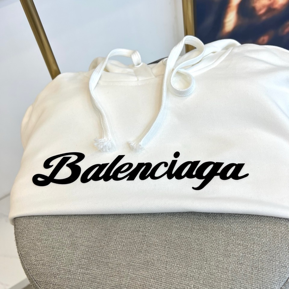 Ba巴黎世家、2025秋冬新品连帽套头卫衣，以纯白色基调彰显现代街头奢华风格。这款卫衣采用经典连帽设计搭