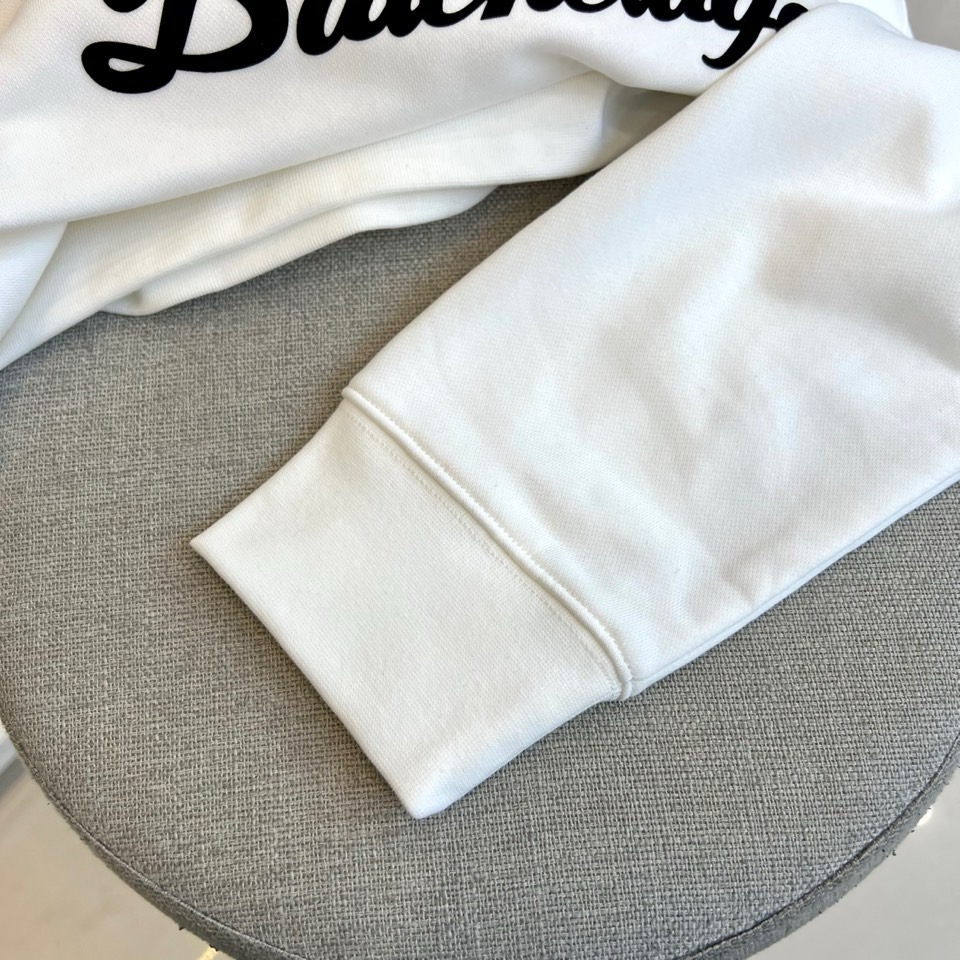 Ba巴黎世家、2025秋冬新品连帽套头卫衣，以纯白色基调彰显现代街头奢华风格。这款卫衣采用经典连帽设计搭