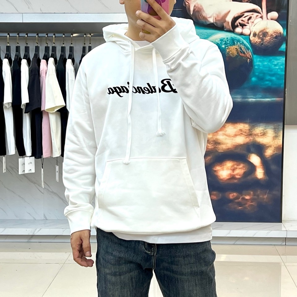 Ba巴黎世家、2025秋冬新品连帽套头卫衣，以纯白色基调彰显现代街头奢华风格。这款卫衣采用经典连帽设计搭