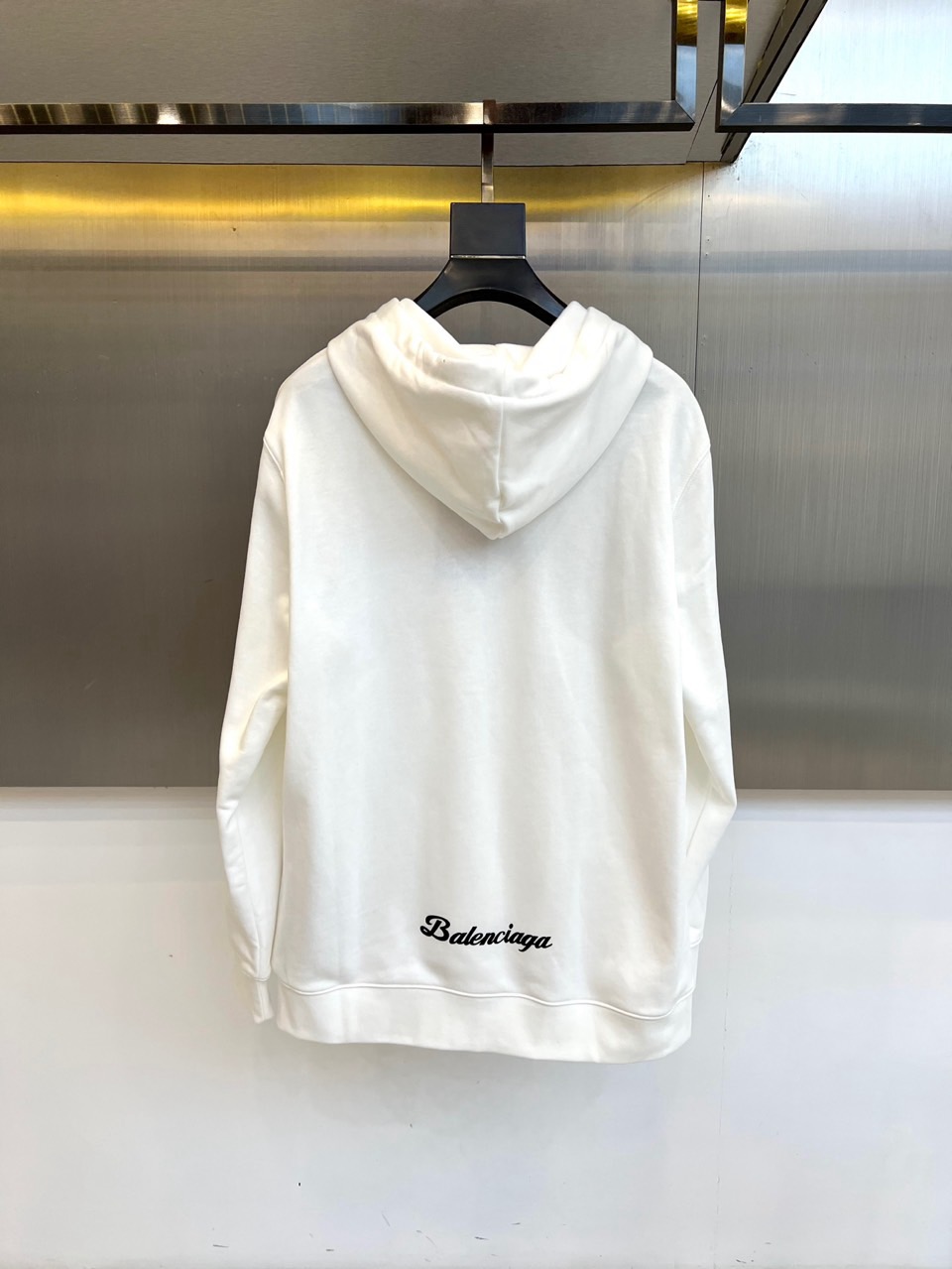 Ba巴黎世家、2025秋冬新品连帽套头卫衣，以纯白色基调彰显现代街头奢华风格。这款卫衣采用经典连帽设计搭