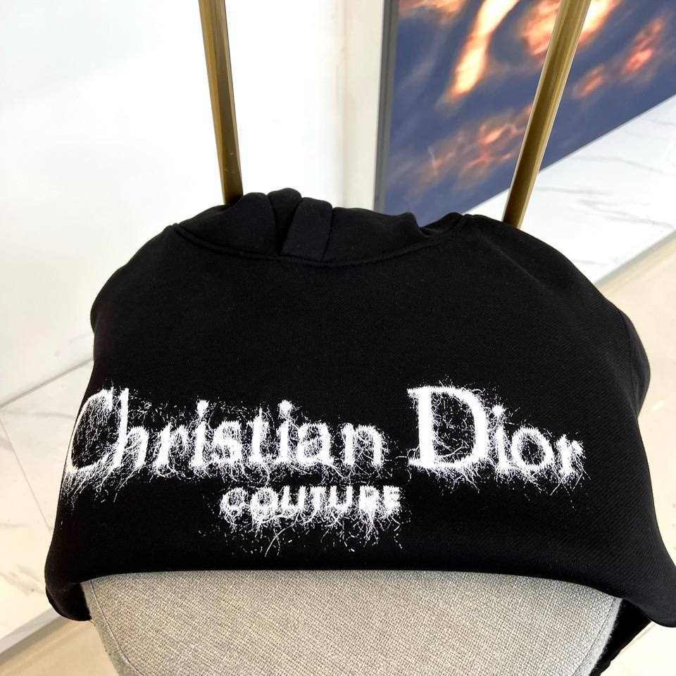 Dio迪奥、2025秋冬新品加绒连帽卫衣，款式采用经典连帽设计，搭配实用的大容量胸前口袋，兼顾功能性与轻