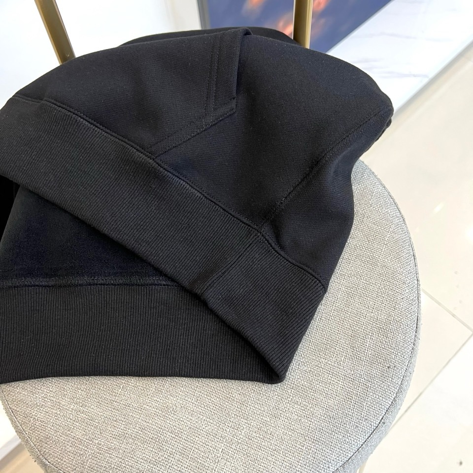 Dio迪奥、2025秋冬新品加绒连帽卫衣，款式采用经典连帽设计，搭配实用的大容量胸前口袋，兼顾功能性与轻