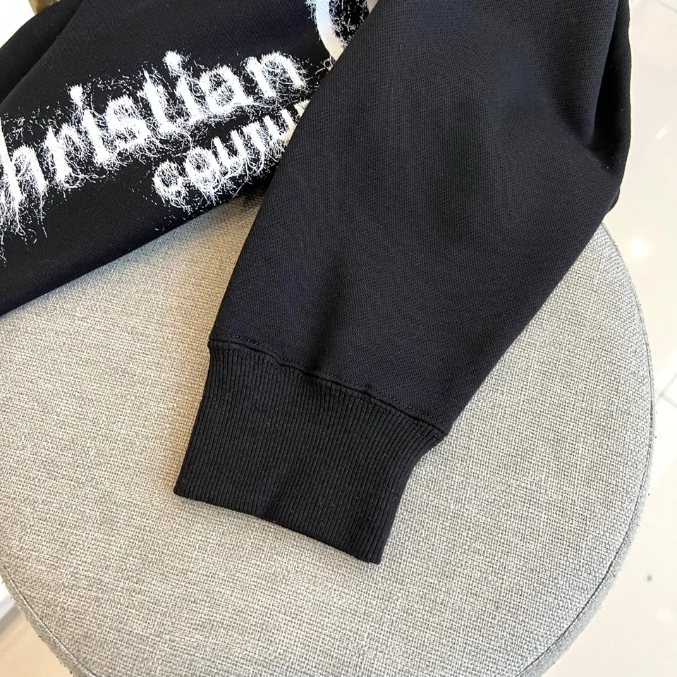 Dio迪奥、2025秋冬新品加绒连帽卫衣，款式采用经典连帽设计，搭配实用的大容量胸前口袋，兼顾功能性与轻