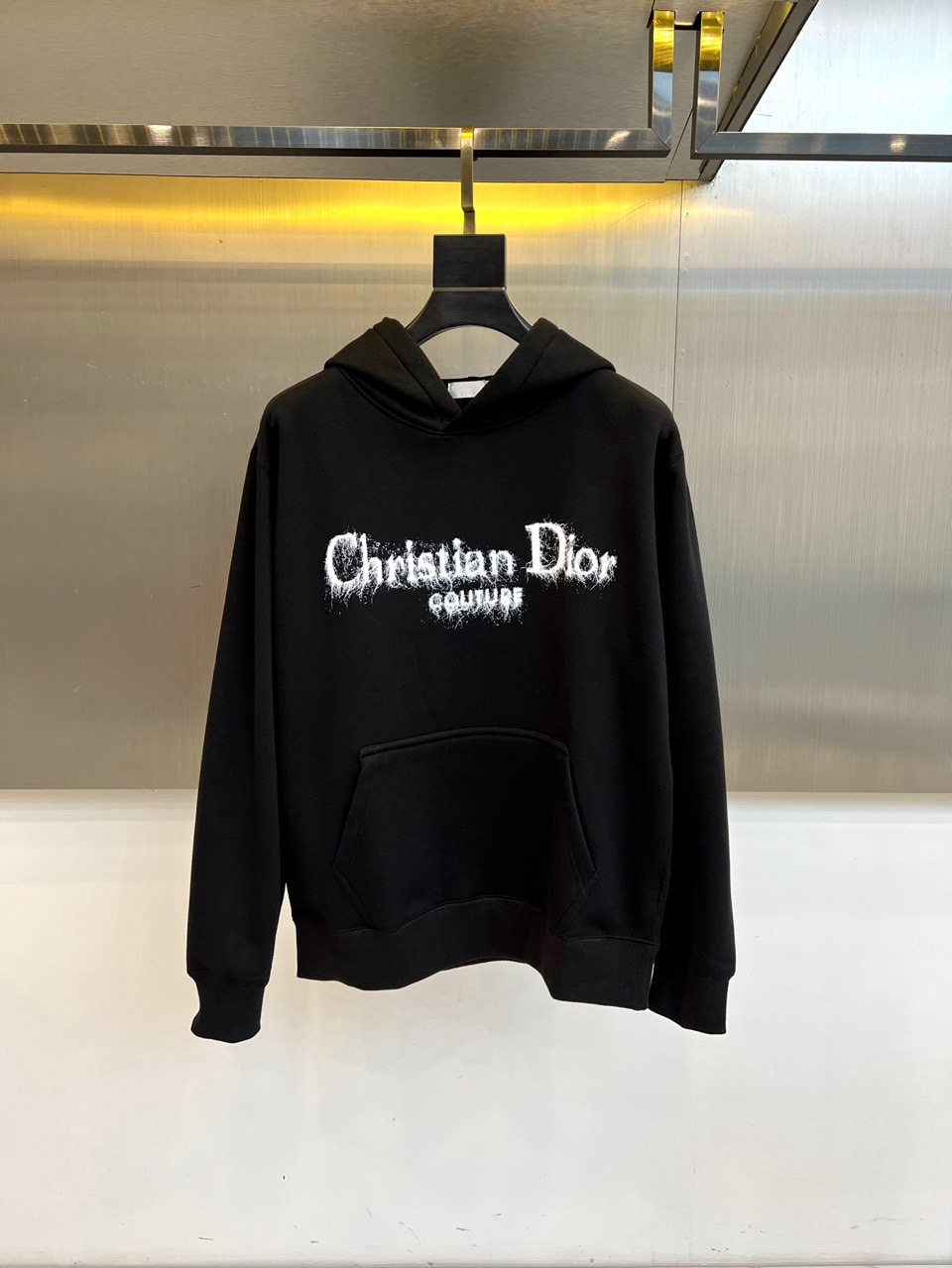 Dio迪奥、2025秋冬新品加绒连帽卫衣，款式采用经典连帽设计，搭配实用的大容量胸前口袋，兼顾功能性与轻