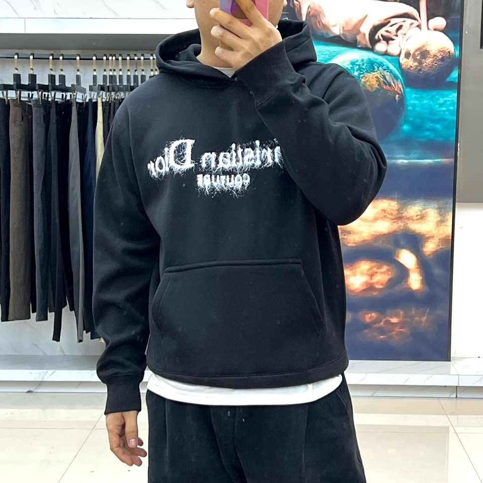 Dio迪奥、2025秋冬新品加绒连帽卫衣，款式采用经典连帽设计，搭配实用的大容量胸前口袋，兼顾功能性与轻