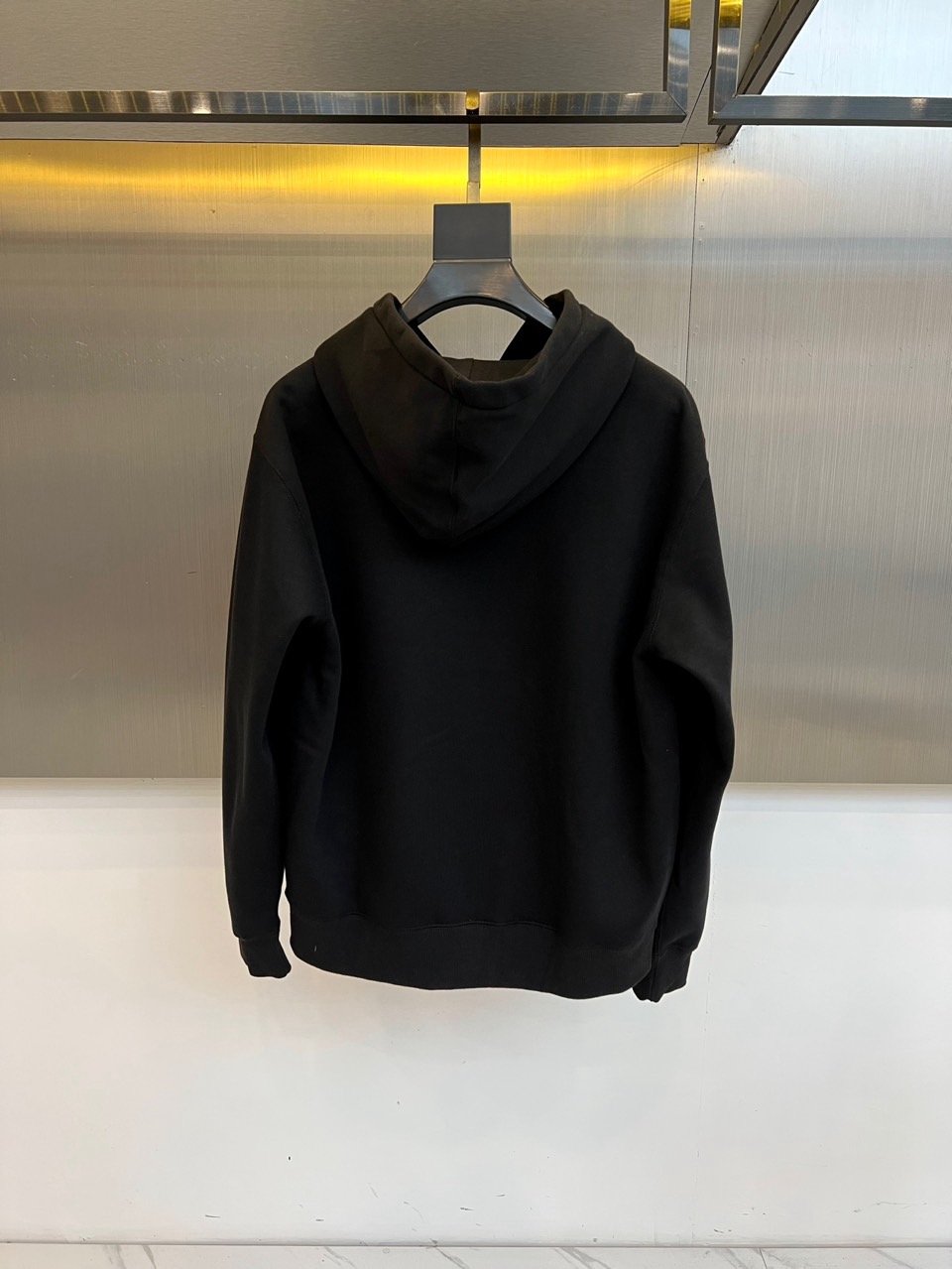 Dio迪奥、2025秋冬新品加绒连帽卫衣，款式采用经典连帽设计，搭配实用的大容量胸前口袋，兼顾功能性与轻