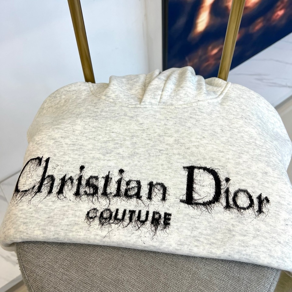 Dio迪奥、2025秋冬新品加绒连帽卫衣，款式采用经典连帽设计，搭配实用的大容量胸前口袋，兼顾功能性与轻