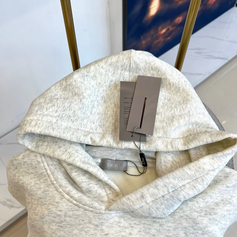 Dio迪奥、2025秋冬新品加绒连帽卫衣，款式采用经典连帽设计，搭配实用的大容量胸前口袋，兼顾功能性与轻