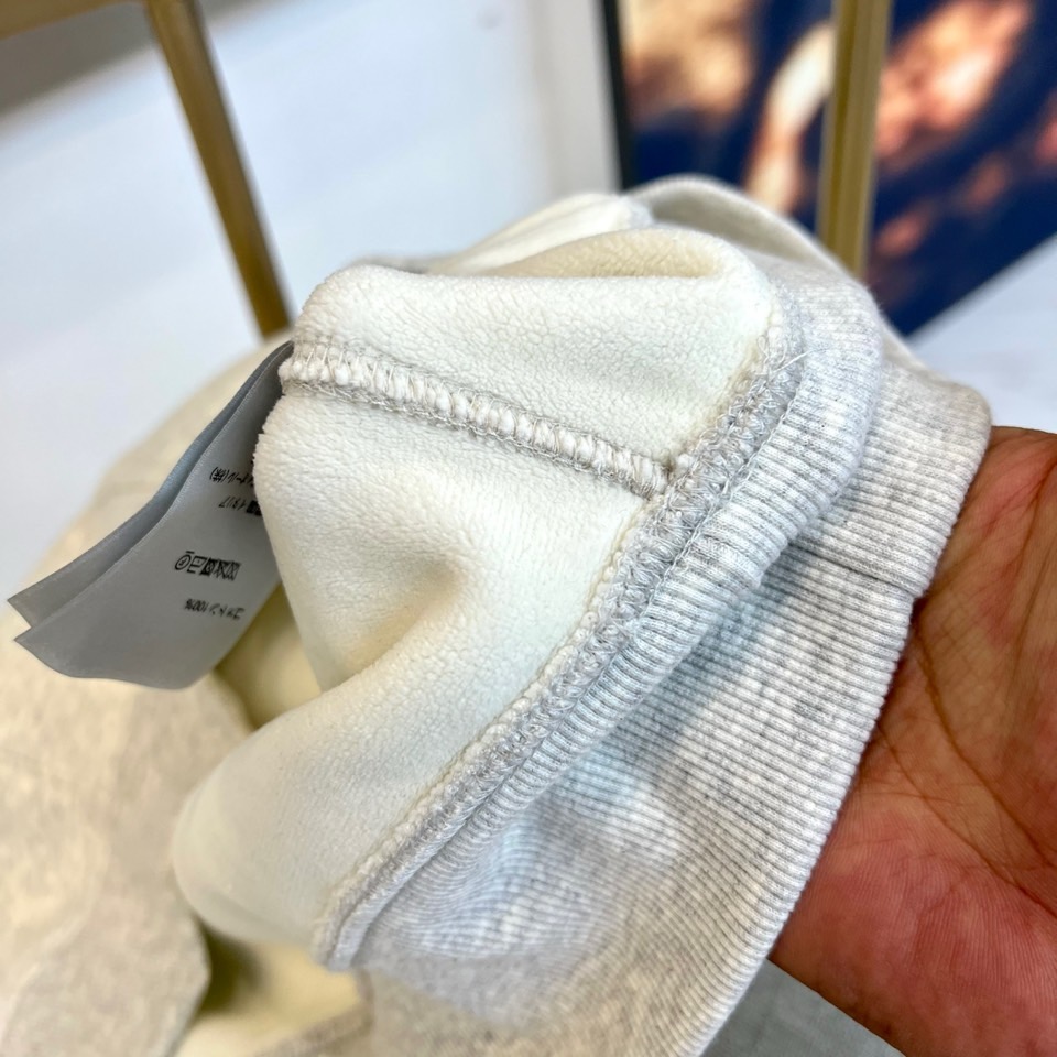 Dio迪奥、2025秋冬新品加绒连帽卫衣，款式采用经典连帽设计，搭配实用的大容量胸前口袋，兼顾功能性与轻