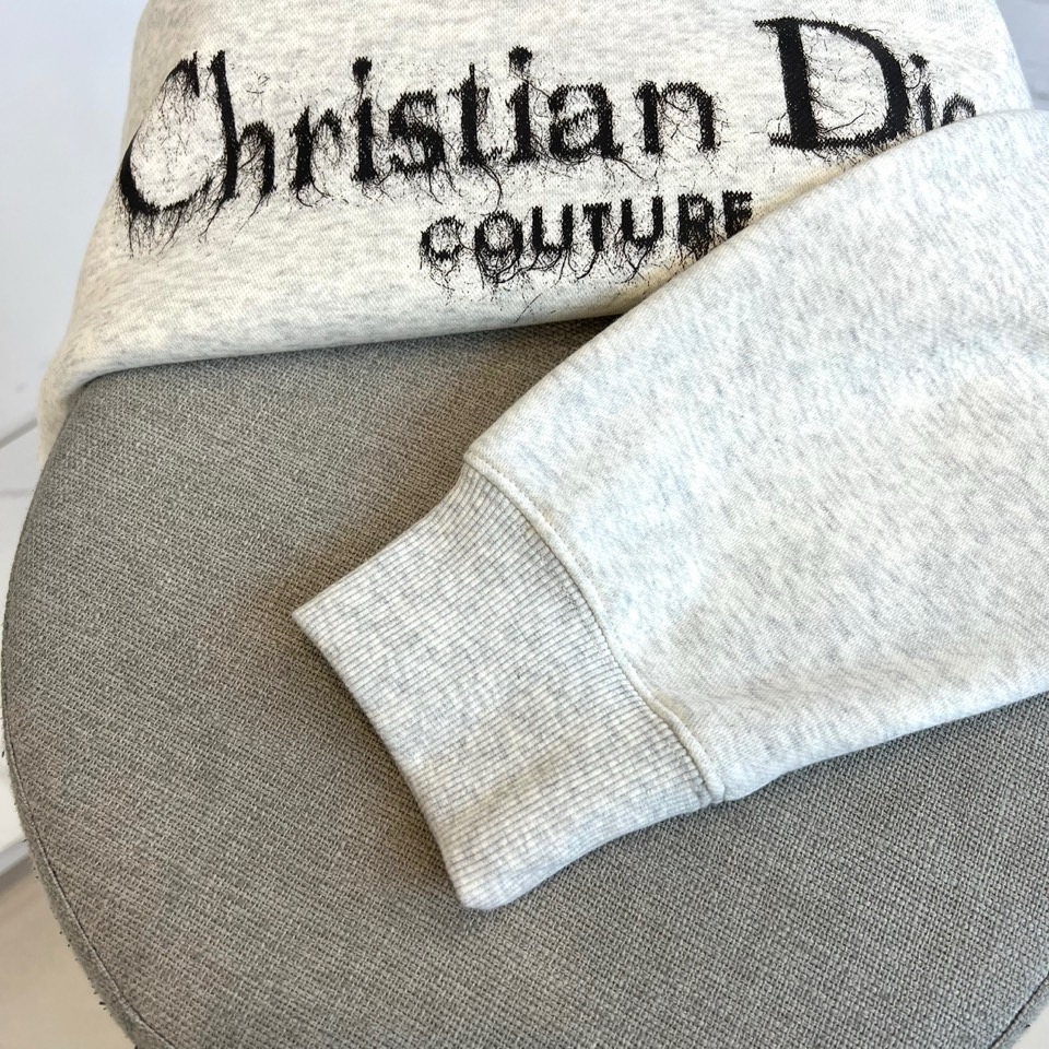 Dio迪奥、2025秋冬新品加绒连帽卫衣，款式采用经典连帽设计，搭配实用的大容量胸前口袋，兼顾功能性与轻