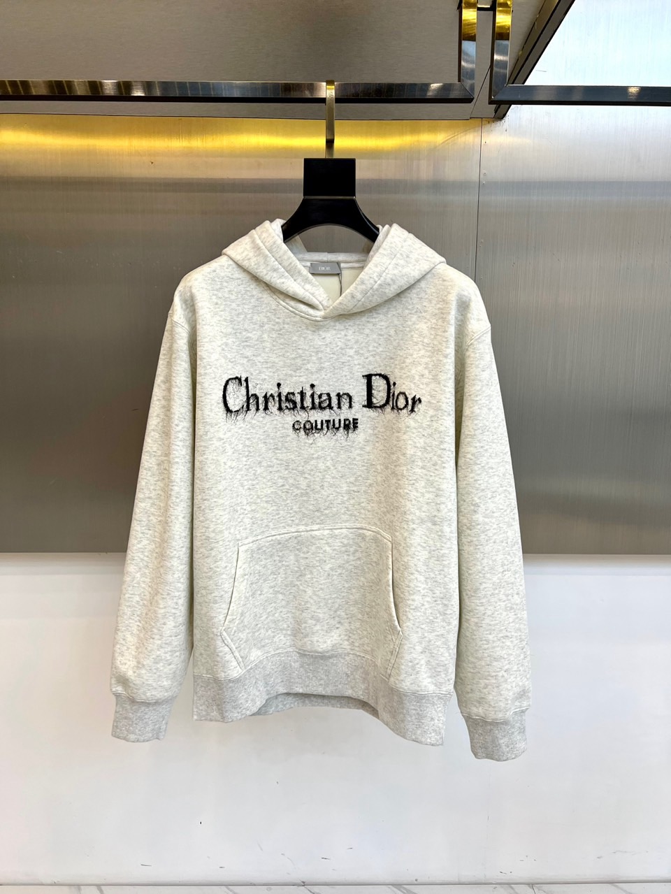 Dio迪奥、2025秋冬新品加绒连帽卫衣，款式采用经典连帽设计，搭配实用的大容量胸前口袋，兼顾功能性与轻