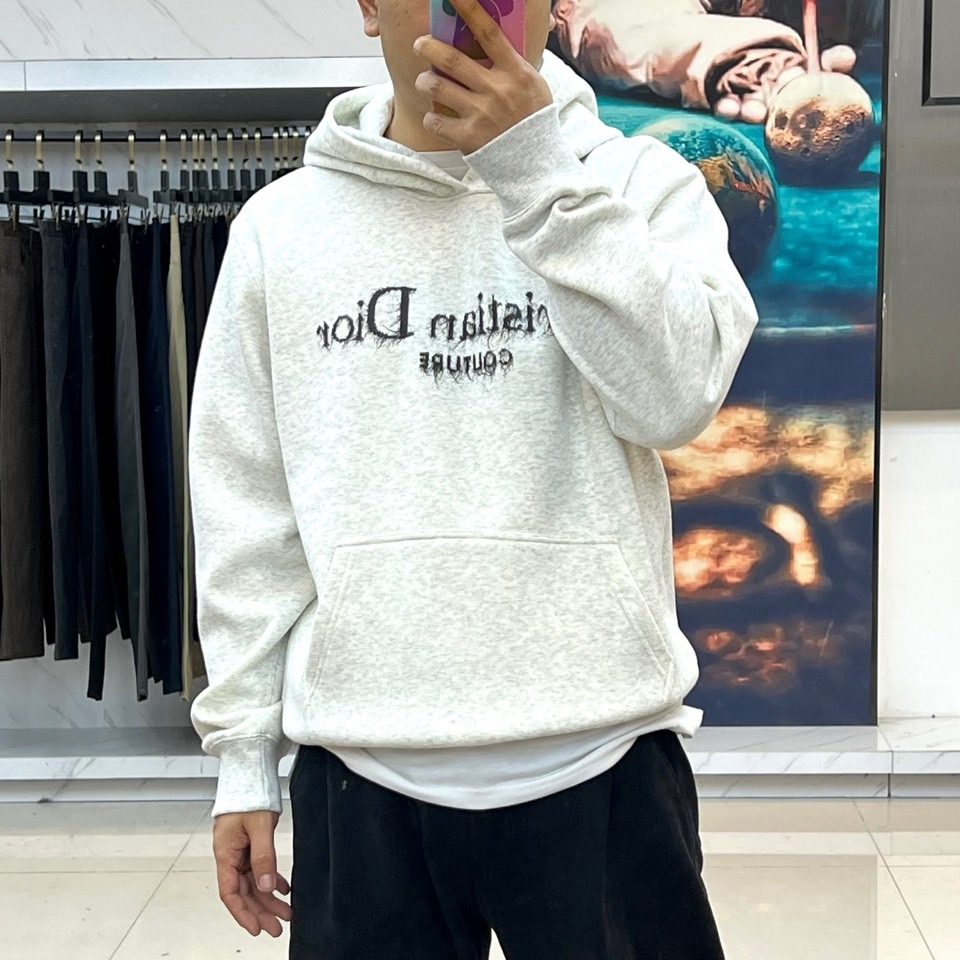 Dio迪奥、2025秋冬新品加绒连帽卫衣，款式采用经典连帽设计，搭配实用的大容量胸前口袋，兼顾功能性与轻