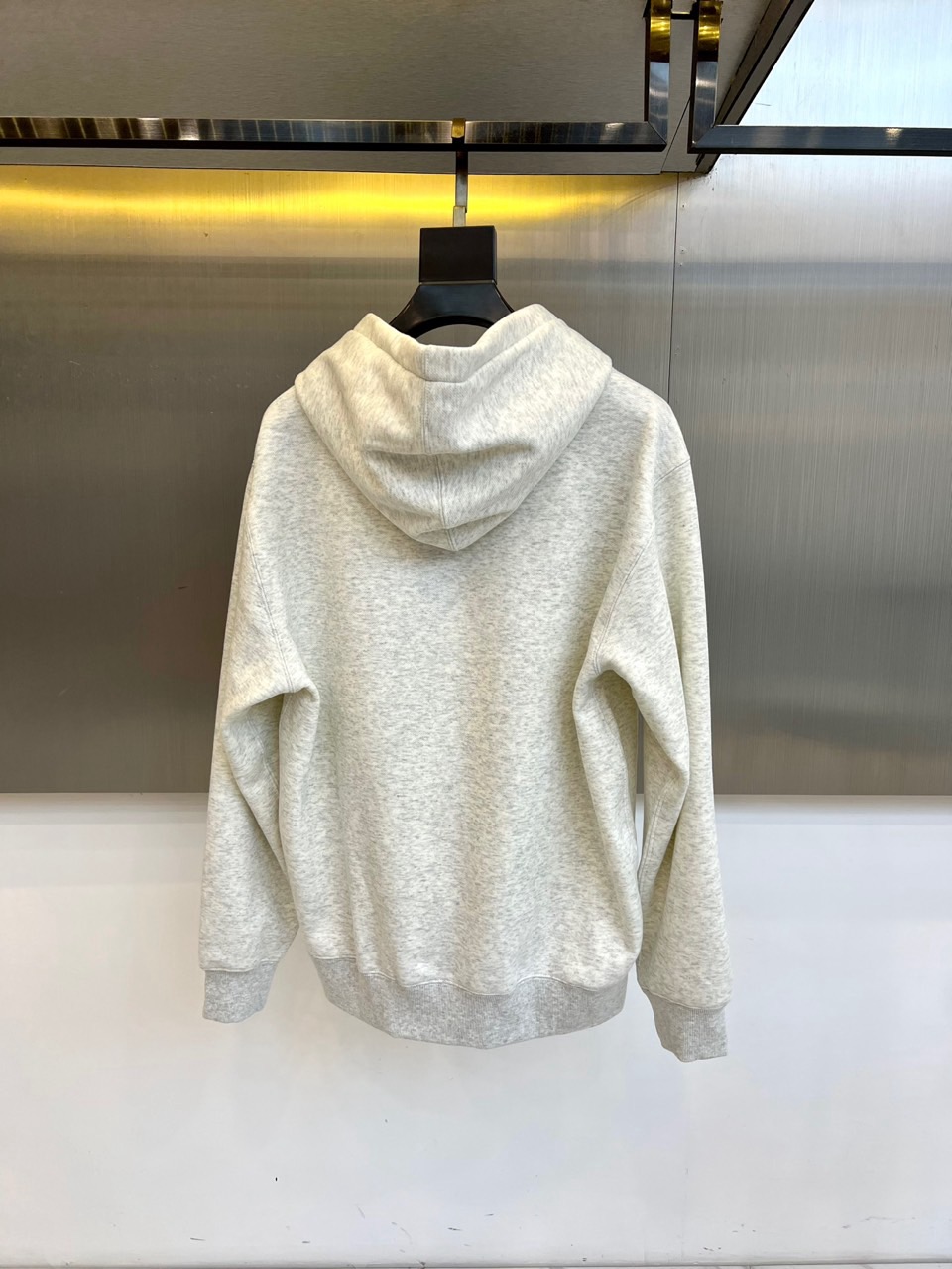 Dio迪奥、2025秋冬新品加绒连帽卫衣，款式采用经典连帽设计，搭配实用的大容量胸前口袋，兼顾功能性与轻