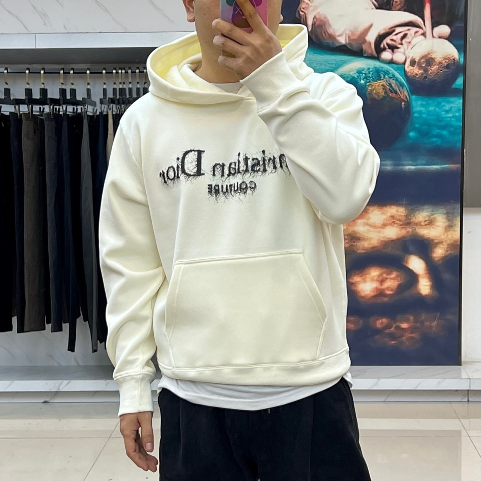 Dio迪奥、2025秋冬新品加绒连帽卫衣，款式采用经典连帽设计，搭配实用的大容量胸前口袋，兼顾功能性与轻