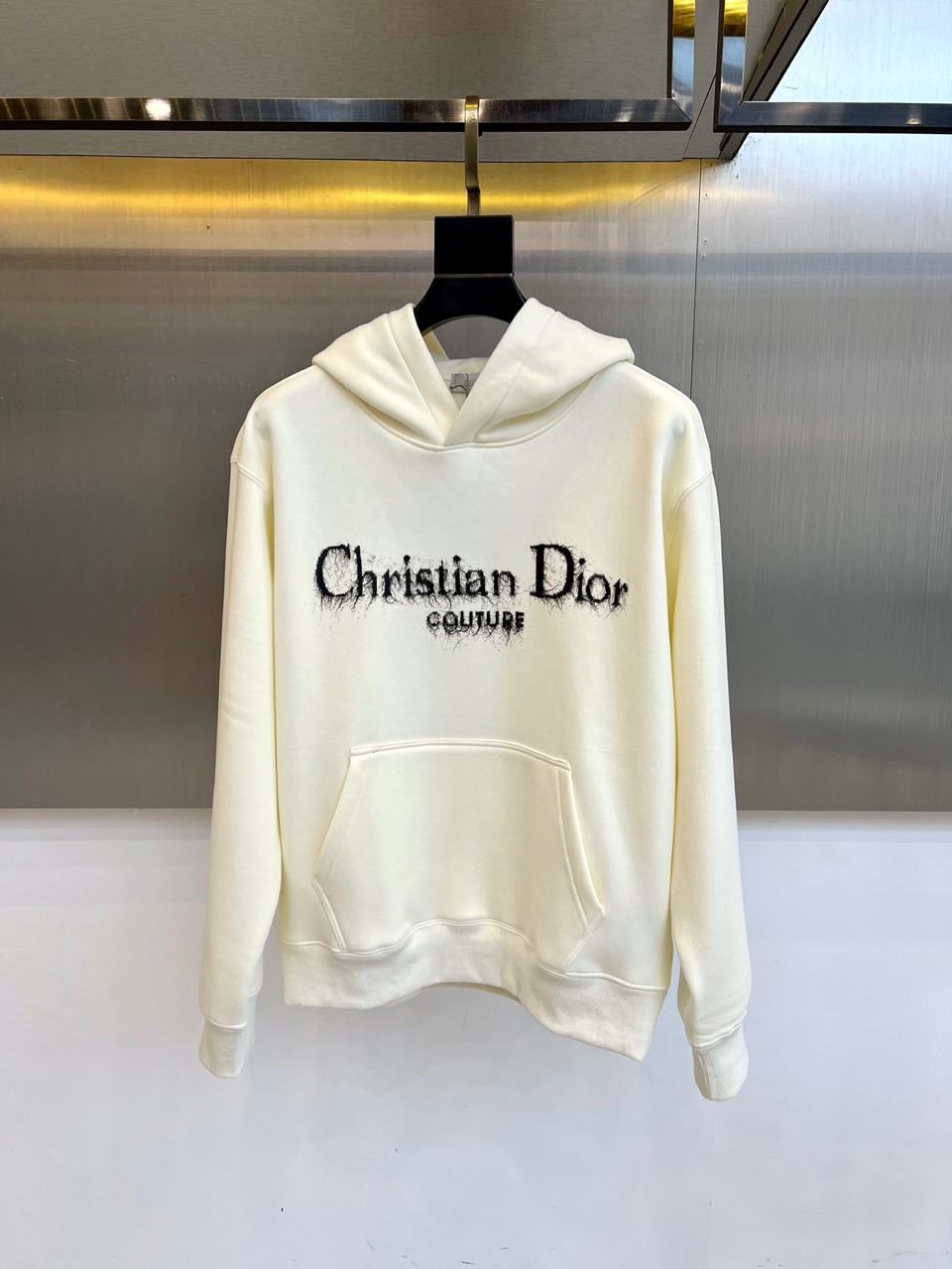 Dio迪奥、2025秋冬新品加绒连帽卫衣，款式采用经典连帽设计，搭配实用的大容量胸前口袋，兼顾功能性与轻