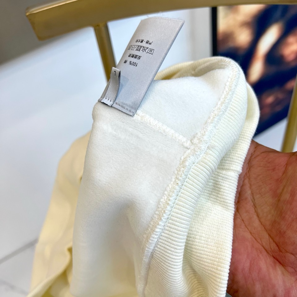 Dio迪奥、2025秋冬新品加绒连帽卫衣，款式采用经典连帽设计，搭配实用的大容量胸前口袋，兼顾功能性与轻