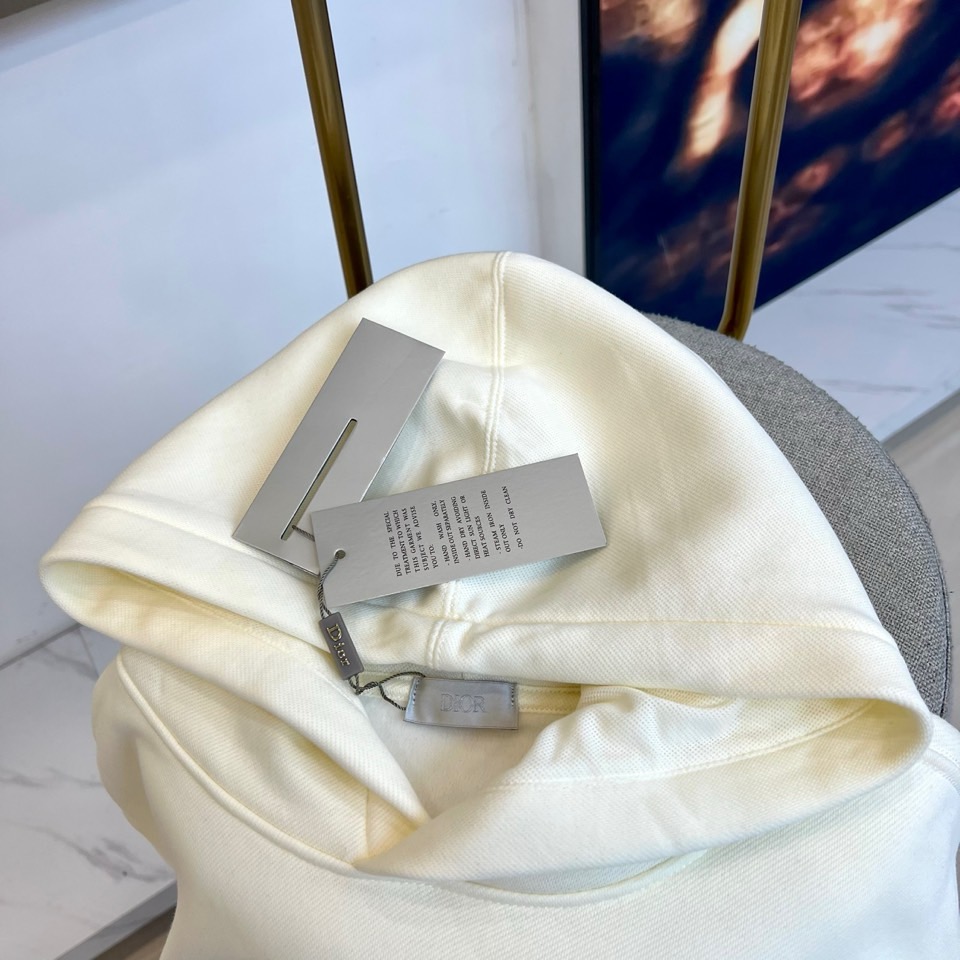 Dio迪奥、2025秋冬新品加绒连帽卫衣，款式采用经典连帽设计，搭配实用的大容量胸前口袋，兼顾功能性与轻