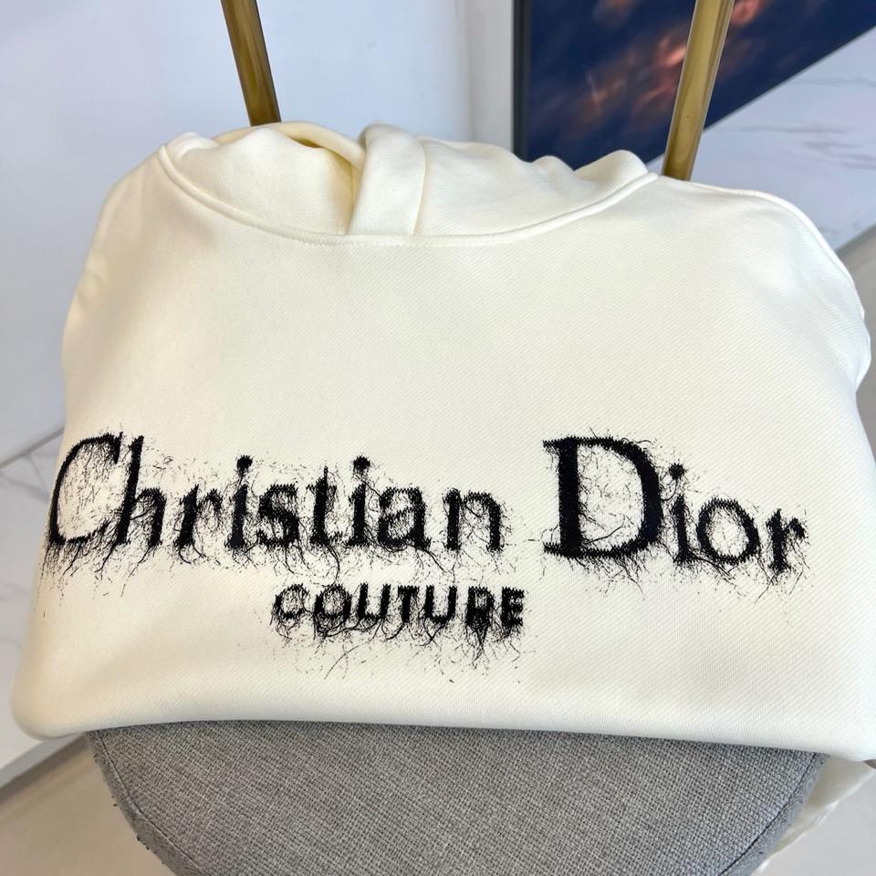 Dio迪奥、2025秋冬新品加绒连帽卫衣，款式采用经典连帽设计，搭配实用的大容量胸前口袋，兼顾功能性与轻