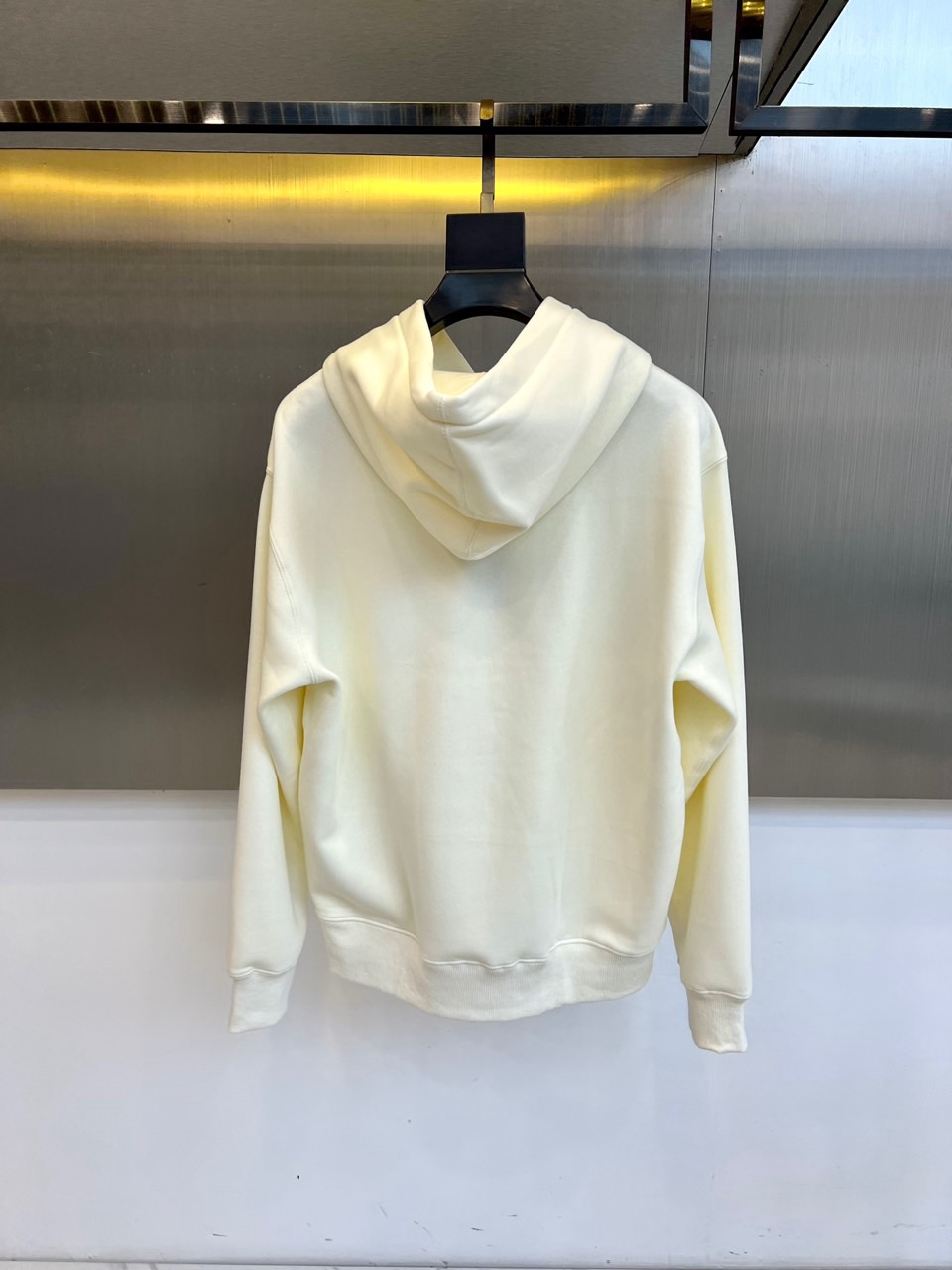 Dio迪奥、2025秋冬新品加绒连帽卫衣，款式采用经典连帽设计，搭配实用的大容量胸前口袋，兼顾功能性与轻