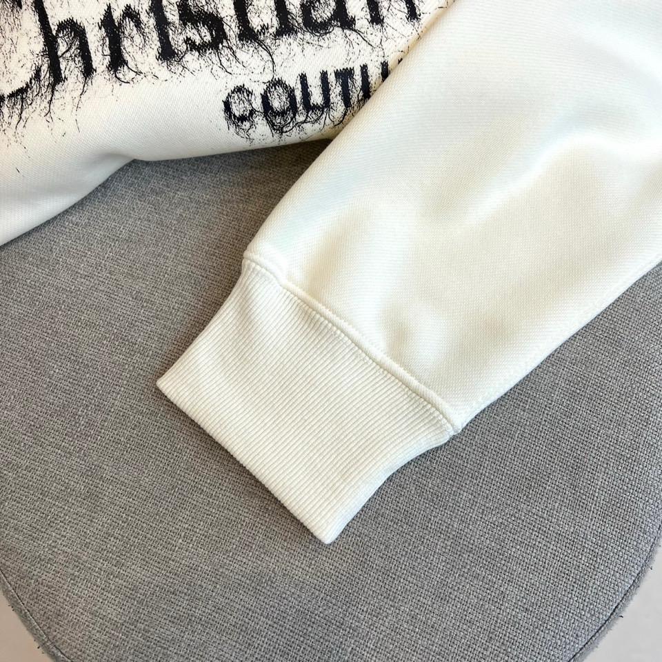 Dio迪奥、2025秋冬新品加绒连帽卫衣，款式采用经典连帽设计，搭配实用的大容量胸前口袋，兼顾功能性与轻