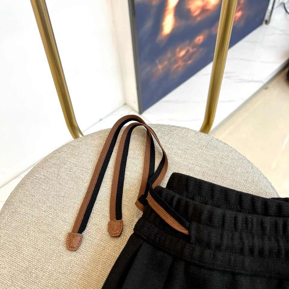 Loro Piana诺悠翩雅、2025秋冬加厚休闲裤，以经典浅灰色诠释从容舒适的冬日格调。款式采用简约直