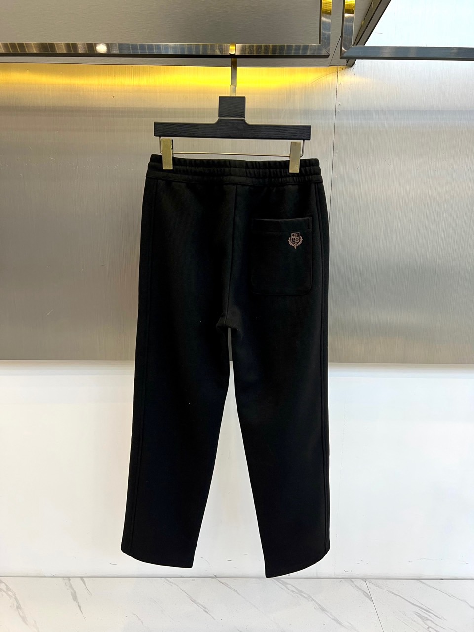 Loro Piana诺悠翩雅、2025秋冬加厚休闲裤，以经典浅灰色诠释从容舒适的冬日格调。款式采用简约直